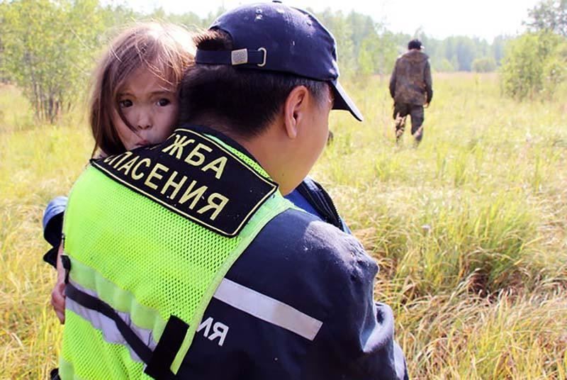 軟妹：3歲小女孩獨自在森林中存活11天，見證了生命的奇跡