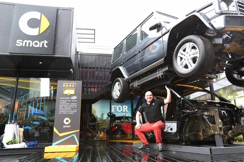 賓士為了打響Smart小車，花重金在信義區打造品牌概念館「#smartPopUpTaipei」，吸引年輕人。